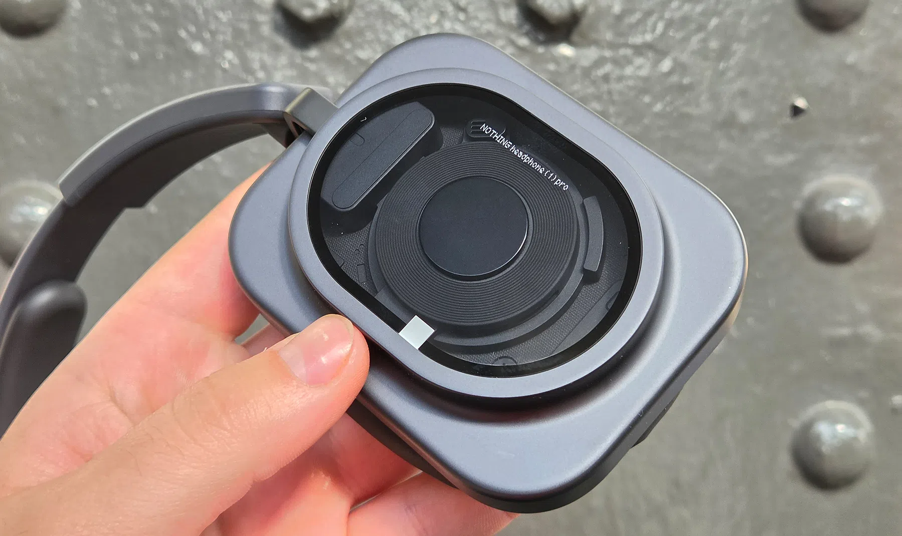 Nothing Headphone 1 Pro zijkant